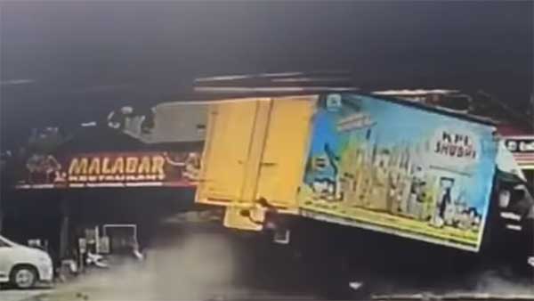 ಸಮಯಪ್ರಜ್ಞೆಯಿಂದ ಪ್ರಾಣ ಉಳಿಸಿಕೊಂಡ ಸ್ಕೂಟರ್ ಸವಾರ