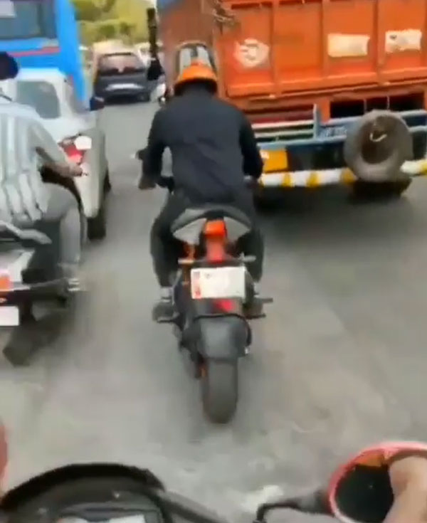 ಸಿಗ್ನಲ್'ನಲ್ಲಿ ನಿಂತಿದ್ದ ಬೈಕಿನಿಂದ ಇಳಿದು ವಾಟಿ ಕಮಿಂಗ್ ಹಾಡಿಗೆ ಡ್ಯಾನ್ಸ್ ಮಾಡಿದ ಕೆಟಿಎಂ ಬೈಕ್ ಸವಾರ