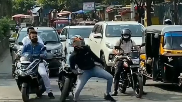 ಸಿಗ್ನಲ್'ನಲ್ಲಿ ನಿಂತಿದ್ದ ಬೈಕಿನಿಂದ ಇಳಿದು ವಾಟಿ ಕಮಿಂಗ್ ಹಾಡಿಗೆ ಡ್ಯಾನ್ಸ್ ಮಾಡಿದ ಕೆಟಿಎಂ ಬೈಕ್ ಸವಾರ