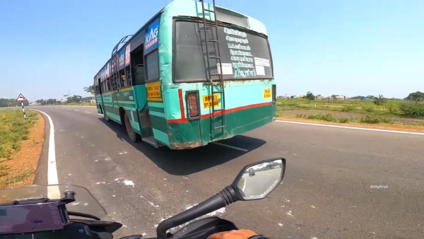 ಬೈಕ್ ನಿಲ್ಲಿಸಿ ಮಾನವೀಯತೆ ಮೆರೆದ ಪೊಲೀಸ್ ಅಧಿಕಾರಿ