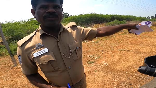 ಬೈಕ್ ನಿಲ್ಲಿಸಿ ಮಾನವೀಯತೆ ಮೆರೆದ ಪೊಲೀಸ್ ಅಧಿಕಾರಿ