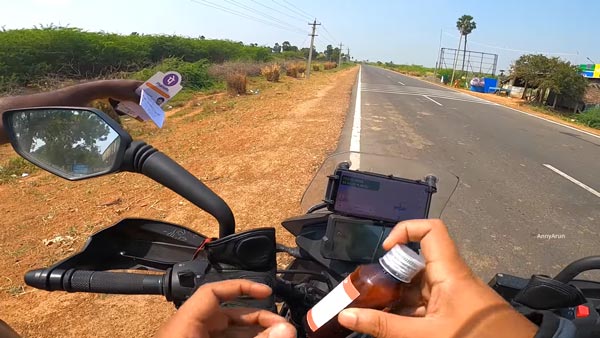 ಬೈಕ್ ನಿಲ್ಲಿಸಿ ಮಾನವೀಯತೆ ಮೆರೆದ ಪೊಲೀಸ್ ಅಧಿಕಾರಿ