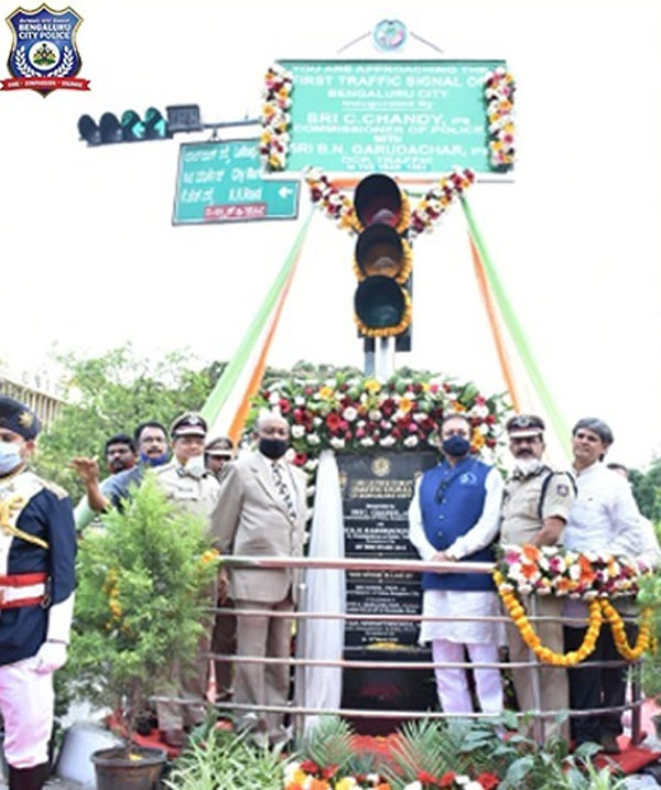 ಮೊಟ್ಟ ಮೊದಲ ಸಿಗ್ನಲ್ ಲೈಟ್ ಕಂಬಕ್ಕೆ ಗೌರವ ಸಲ್ಲಿಸಿದ ಬೆಂಗಳೂರು ಪೊಲೀಸರು
