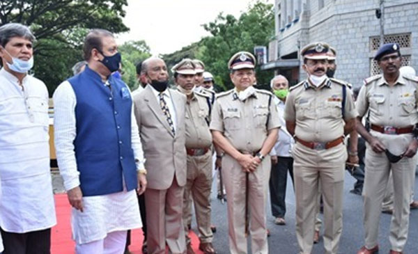 ಮೊಟ್ಟ ಮೊದಲ ಸಿಗ್ನಲ್ ಲೈಟ್ ಕಂಬಕ್ಕೆ ಗೌರವ ಸಲ್ಲಿಸಿದ ಬೆಂಗಳೂರು ಪೊಲೀಸರು