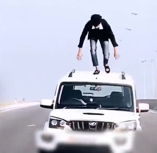 ಚಲಿಸುವ ಸ್ಕಾರ್ಪಿಯೋ ಕಾರಿನ ಮೇಲೆ ಸ್ಟಂಟ್ ಮಾಡಿ ಸಿಕ್ಕಿ ಬಿದ್ದ ರಾಜಕಾರಣಿ ಪುತ್ರ