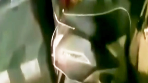 ಅಳುತ್ತಲೇ ಪೊಲೀಸರ ಟೋಪಿ ಹಾಗೂ ಎಟಿಎಂ ಕಸಿದ ಮಹಿಳೆ