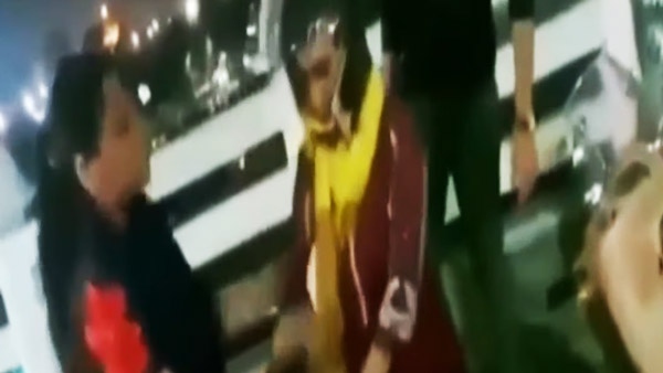 ಅಳುತ್ತಲೇ ಪೊಲೀಸರ ಟೋಪಿ ಹಾಗೂ ಎಟಿಎಂ ಕಸಿದ ಮಹಿಳೆ