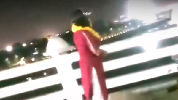 ಅಳುತ್ತಲೇ ಪೊಲೀಸರ ಟೋಪಿ ಹಾಗೂ ಎಟಿಎಂ ಕಸಿದ ಮಹಿಳೆ