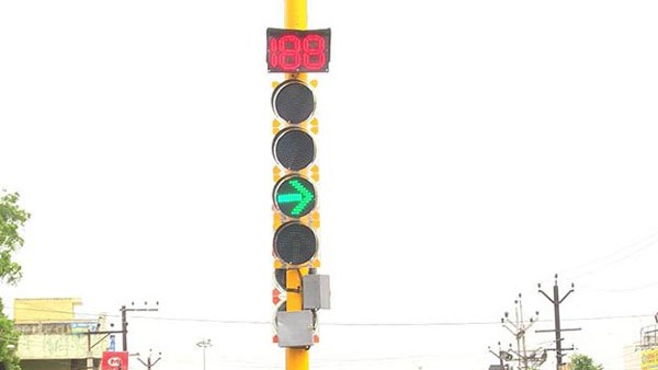 ಮೊಟ್ಟ ಮೊದಲ ಸಿಗ್ನಲ್ ಲೈಟ್ ಕಂಬಕ್ಕೆ ಗೌರವ ಸಲ್ಲಿಸಿದ ಬೆಂಗಳೂರು ಪೊಲೀಸರು