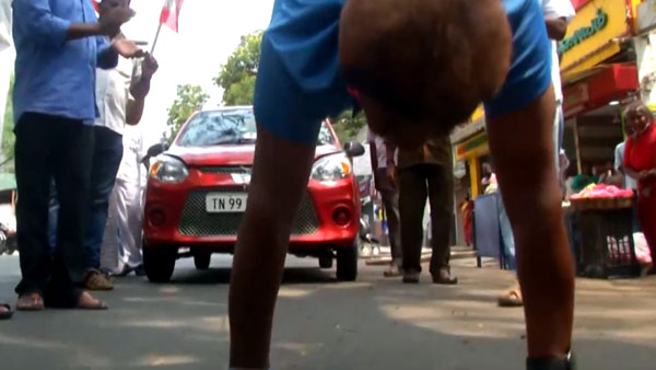 ತಲೆ ಕೆಳಗಾಗಿ 800 ಮೀಟರ್ ದೂರ ಆಲ್ಟೊ 800 ಕಾರನ್ನು ಎಳೆದ ಯೋಗ ಗುರು