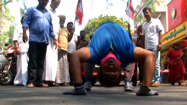 ತಲೆ ಕೆಳಗಾಗಿ 800 ಮೀಟರ್ ದೂರ ಆಲ್ಟೊ 800 ಕಾರನ್ನು ಎಳೆದ ಯೋಗ ಗುರು