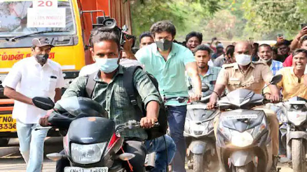 ವಿವಾದಕ್ಕೆ ಕಾರಣವಾಯ್ತು ಈ ನಟ ಮತದಾನಕ್ಕೆ ಆಗಮಸಿದ ರೀತಿ