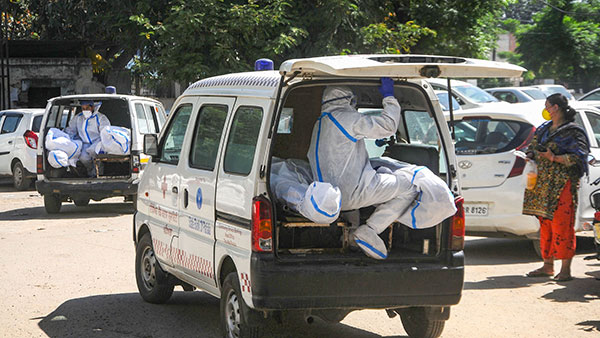 ಸ್ನೇಹಿತನ ಪ್ರಾಣ ಉಳಿಸಲು ಆಕ್ಸಿಜನ್ ಸಿಲಿಂಡರ್'ನೊಂದಿಗೆ 1,400 ಕಿ.ಮೀ ದೂರ ಪ್ರಯಾಣಿಸಿದ ಯುವಕ