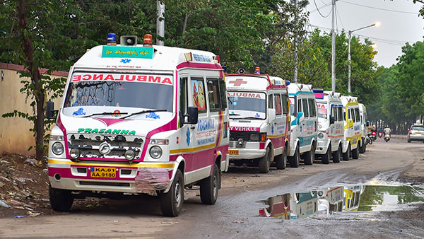 ಸ್ನೇಹಿತನ ಪ್ರಾಣ ಉಳಿಸಲು ಆಕ್ಸಿಜನ್ ಸಿಲಿಂಡರ್'ನೊಂದಿಗೆ 1,400 ಕಿ.ಮೀ ದೂರ ಪ್ರಯಾಣಿಸಿದ ಯುವಕ