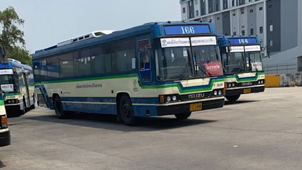 ಹೆದ್ದಾರಿಯಲ್ಲಿ ಅಲೆದಾಡುತ್ತಿದ್ದ ನಾಯಿಯ ಪಾಲಿಗೆ ಆಪದ್ಬಾಂಧವನಾದ ಬಸ್ ಚಾಲಕ