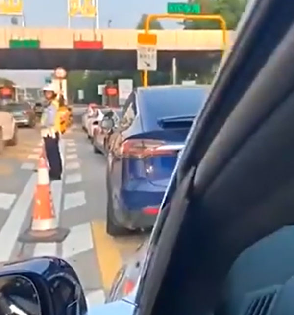 ಟೆಸ್ಲಾ ಕಾರು ಮಾಲೀಕರಲ್ಲಿ ಅನುಮಾನ ಮೂಡಿಸಿದ ಪೊಲೀಸರ ನಡೆ