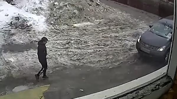 ಕಾರಿನ ವಿಂಡ್‌ಶೀಲ್ಡ್ ಮೇಲೆ ಬಿದ್ದ ಬೃಹತ್ ಗಾತ್ರದ ಮಂಜುಗಡ್ಡೆ