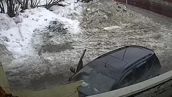 ಕಾರಿನ ವಿಂಡ್‌ಶೀಲ್ಡ್ ಮೇಲೆ ಬಿದ್ದ ಬೃಹತ್ ಗಾತ್ರದ ಮಂಜುಗಡ್ಡೆ