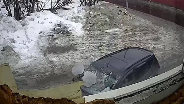 ಕಾರಿನ ವಿಂಡ್‌ಶೀಲ್ಡ್ ಮೇಲೆ ಬಿದ್ದ ಬೃಹತ್ ಗಾತ್ರದ ಮಂಜುಗಡ್ಡೆ