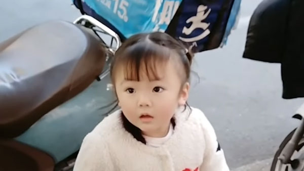 ತಂದೆಯ ಜೊತೆಗೆ ಡೆಲಿವರಿ ಬಾಕ್ಸ್'ನಲ್ಲಿ ಸದಾ ಇರುತ್ತದೆ ಈ ಮುದ್ದು ಕಂದ