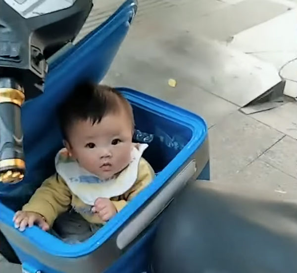 ತಂದೆಯ ಜೊತೆಗೆ ಡೆಲಿವರಿ ಬಾಕ್ಸ್'ನಲ್ಲಿ ಸದಾ ಇರುತ್ತದೆ ಈ ಮುದ್ದು ಕಂದ