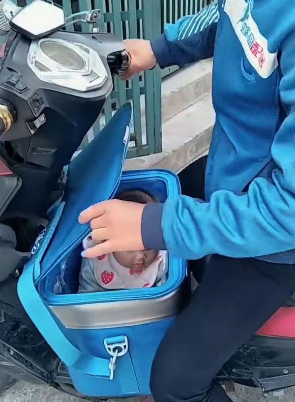 ತಂದೆಯ ಜೊತೆಗೆ ಡೆಲಿವರಿ ಬಾಕ್ಸ್'ನಲ್ಲಿ ಸದಾ ಇರುತ್ತದೆ ಈ ಮುದ್ದು ಕಂದ