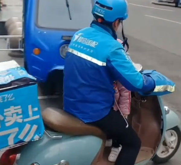 ತಂದೆಯ ಜೊತೆಗೆ ಡೆಲಿವರಿ ಬಾಕ್ಸ್'ನಲ್ಲಿ ಸದಾ ಇರುತ್ತದೆ ಈ ಮುದ್ದು ಕಂದ