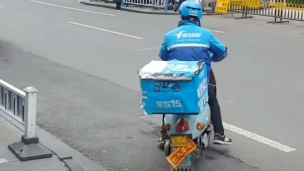 ತಂದೆಯ ಜೊತೆಗೆ ಡೆಲಿವರಿ ಬಾಕ್ಸ್'ನಲ್ಲಿ ಸದಾ ಇರುತ್ತದೆ ಈ ಮುದ್ದು ಕಂದ