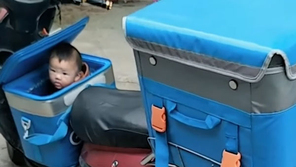 ತಂದೆಯ ಜೊತೆಗೆ ಡೆಲಿವರಿ ಬಾಕ್ಸ್'ನಲ್ಲಿ ಸದಾ ಇರುತ್ತದೆ ಈ ಮುದ್ದು ಕಂದ