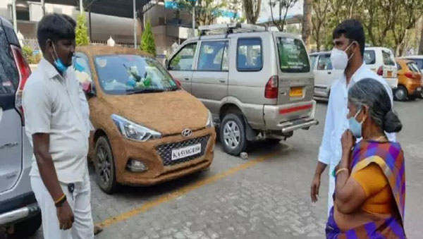 ಬಿಸಿಲ ಬೇಗೆಯಿಂದ ತಪ್ಪಿಸಿಕೊಳ್ಳಲು ಕಾರಿಗೆ ಸಗಣಿಯ ಲೇಪನ ನೀಡಿದ ಕಾರು ಮಾಲೀಕ
