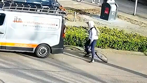 ಸೈಕಲ್ ಸವಾರಿ ವೇಳೆ ಮೊಬೈಲ್ ಬಳಸುತ್ತಾ ಮಿನಿ ವ್ಯಾನ್'ಗೆ ಗುದ್ದಿದ ಸೈಕಲ್ ಸವಾರ