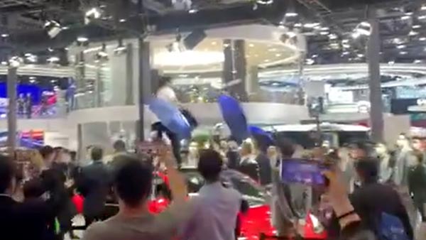 ಆಟೋ ಶೋದಲ್ಲಿ ಟೆಸ್ಲಾ ಕಂಪನಿಯ ವಿರುದ್ಧ ಪ್ರತಿಭಟನೆ ನಡೆಸಿದ ಯುವತಿ