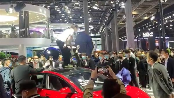 ಆಟೋ ಶೋದಲ್ಲಿ ಟೆಸ್ಲಾ ಕಂಪನಿಯ ವಿರುದ್ಧ ಪ್ರತಿಭಟನೆ ನಡೆಸಿದ ಯುವತಿ