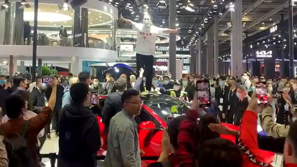 ಆಟೋ ಶೋದಲ್ಲಿ ಟೆಸ್ಲಾ ಕಂಪನಿಯ ವಿರುದ್ಧ ಪ್ರತಿಭಟನೆ ನಡೆಸಿದ ಯುವತಿ