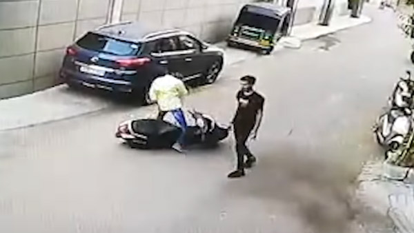 ಕಾರು ಚಾಲಕನ ಆಕ್ರೋಶದಿಂದ ಸ್ಕೂಟರ್ ಸವಾರ ಪಾರಾಗಿದ್ದು ಹೀಗೆ