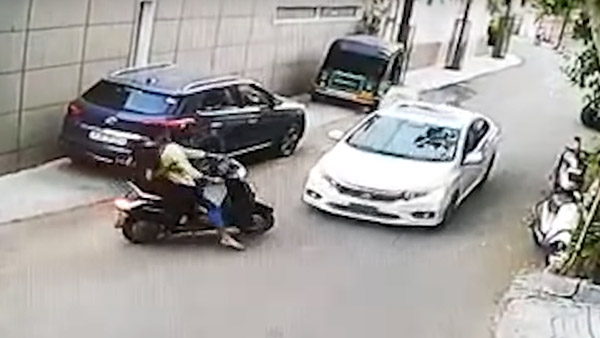 ಕಾರು ಚಾಲಕನ ಆಕ್ರೋಶದಿಂದ ಸ್ಕೂಟರ್ ಸವಾರ ಪಾರಾಗಿದ್ದು ಹೀಗೆ