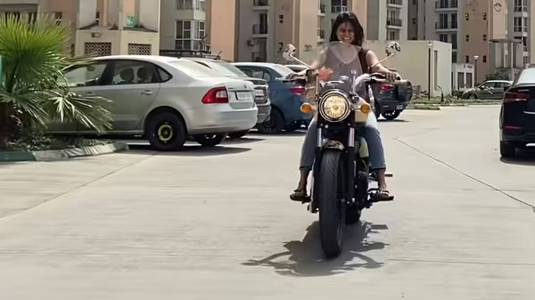 ಪತ್ನಿಗೆ ನೆಚ್ಚಿನ ರಾಯಲ್ ಎನ್‍ಫೀಲ್ಡ್ ಬೈಕನ್ನು ಸರ್ಪ್ರೈಸ್ ಗಿಫ್ಟ್ ಆಗಿ ನೀಡಿದ ಪತಿ