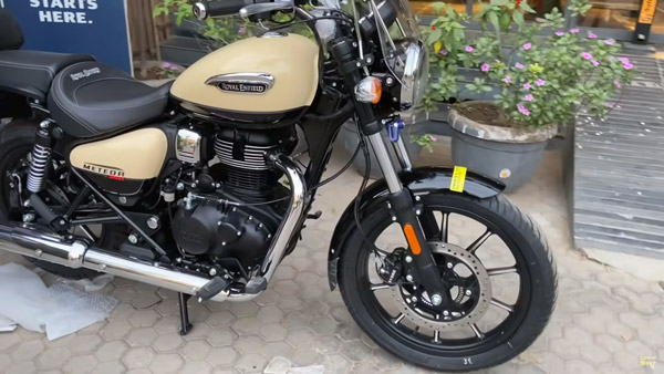 ಪತ್ನಿಗೆ ನೆಚ್ಚಿನ ರಾಯಲ್ ಎನ್‍ಫೀಲ್ಡ್ ಬೈಕನ್ನು ಸರ್ಪ್ರೈಸ್ ಗಿಫ್ಟ್ ಆಗಿ ನೀಡಿದ ಪತಿ