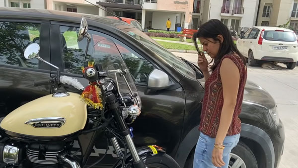 ಪತ್ನಿಗೆ ನೆಚ್ಚಿನ ರಾಯಲ್ ಎನ್‍ಫೀಲ್ಡ್ ಬೈಕನ್ನು ಸರ್ಪ್ರೈಸ್ ಗಿಫ್ಟ್ ಆಗಿ ನೀಡಿದ ಪತಿ