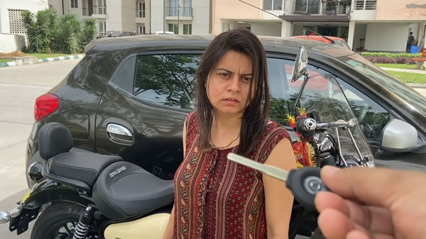 ಪತ್ನಿಗೆ ನೆಚ್ಚಿನ ರಾಯಲ್ ಎನ್‍ಫೀಲ್ಡ್ ಬೈಕನ್ನು ಸರ್ಪ್ರೈಸ್ ಗಿಫ್ಟ್ ಆಗಿ ನೀಡಿದ ಪತಿ