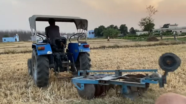 ಜಮೀನಿನ ಉಳುಮೆ ಕಾರ್ಯಕ್ಕೆ ಬಳಕೆಯಾದ ಹ್ಯುಂಡೈ ಕ್ರೆಟಾ ಎಸ್‌ಯುವಿ