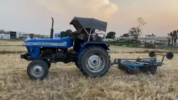 ಜಮೀನಿನ ಉಳುಮೆ ಕಾರ್ಯಕ್ಕೆ ಬಳಕೆಯಾದ ಹ್ಯುಂಡೈ ಕ್ರೆಟಾ ಎಸ್‌ಯುವಿ