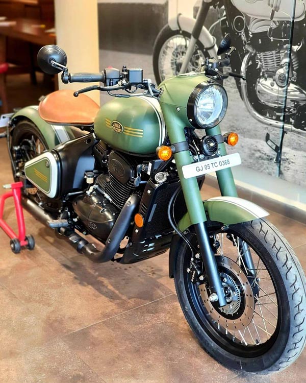 ಕಸ್ಟಮೈಜ್ಡ್ ಬಣ್ಣದ ಆಯ್ಕೆ ಮಿಂಚಿದ ಜಾವಾ ಪೆರಾಕ್ ಕ್ಲಾಸಿಕ್ ಬೈಕ್