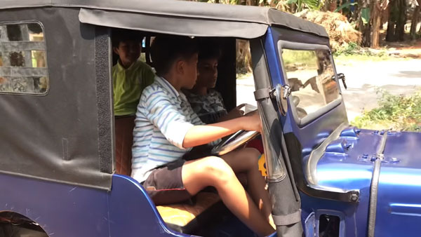 ಮಕ್ಕಳಿಗಾಗಿ 60-70 ಕಿ.ಮೀ ಮೈಲೇಜ್ ನೀಡುವ ಮಿನಿ ಎಲೆಕ್ಟ್ರಿಕ್ ಜೀಪ್ ತಯಾರಿಸಿದ ತಂದೆ