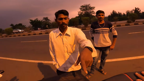 ಗಾಯಗೊಂಡಿದ್ದ ನಾಯಿ ಮರಿಯನ್ನು ರಕ್ಷಿಸಲು ಹೋಗಿ ಸಂಕಷ್ಟಕ್ಕೆ ಸಿಲುಕಿದ ಯುವತಿ