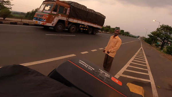 ಗಾಯಗೊಂಡಿದ್ದ ನಾಯಿ ಮರಿಯನ್ನು ರಕ್ಷಿಸಲು ಹೋಗಿ ಸಂಕಷ್ಟಕ್ಕೆ ಸಿಲುಕಿದ ಯುವತಿ