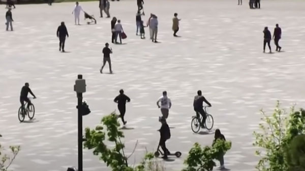 ವಿಂಡೋ ಮೂಲಕ ಚಲಿಸುತ್ತಿದ್ದ ಕಾರಿನೊಳಕ್ಕೆ ಹಾರಿ ಕಾರನ್ನು ನಿಲ್ಲಿಸಿದ ಯುವಕ