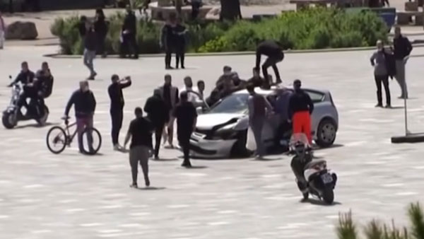 ವಿಂಡೋ ಮೂಲಕ ಚಲಿಸುತ್ತಿದ್ದ ಕಾರಿನೊಳಕ್ಕೆ ಹಾರಿ ಕಾರನ್ನು ನಿಲ್ಲಿಸಿದ ಯುವಕ