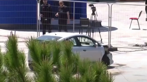 ವಿಂಡೋ ಮೂಲಕ ಚಲಿಸುತ್ತಿದ್ದ ಕಾರಿನೊಳಕ್ಕೆ ಹಾರಿ ಕಾರನ್ನು ನಿಲ್ಲಿಸಿದ ಯುವಕ