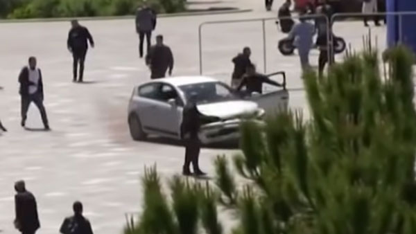 ವಿಂಡೋ ಮೂಲಕ ಚಲಿಸುತ್ತಿದ್ದ ಕಾರಿನೊಳಕ್ಕೆ ಹಾರಿ ಕಾರನ್ನು ನಿಲ್ಲಿಸಿದ ಯುವಕ